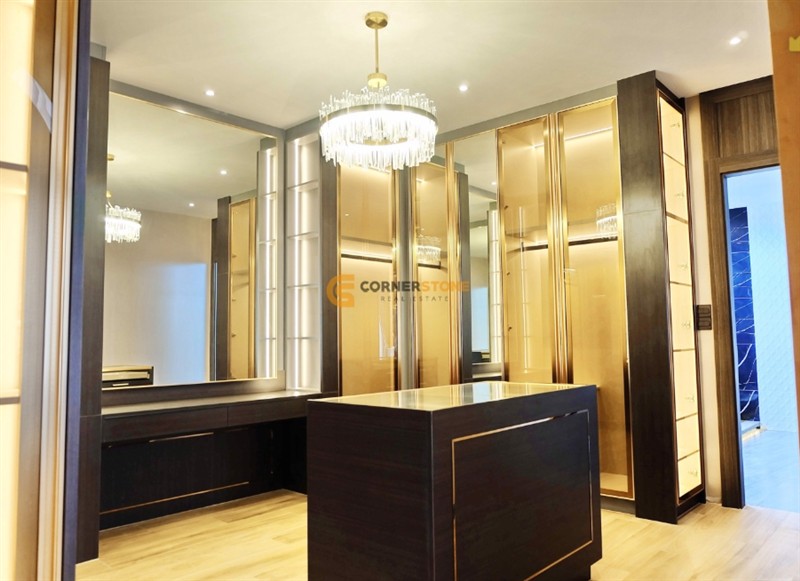 Built-In Wardrobes and Walk-In Closets Pattaya